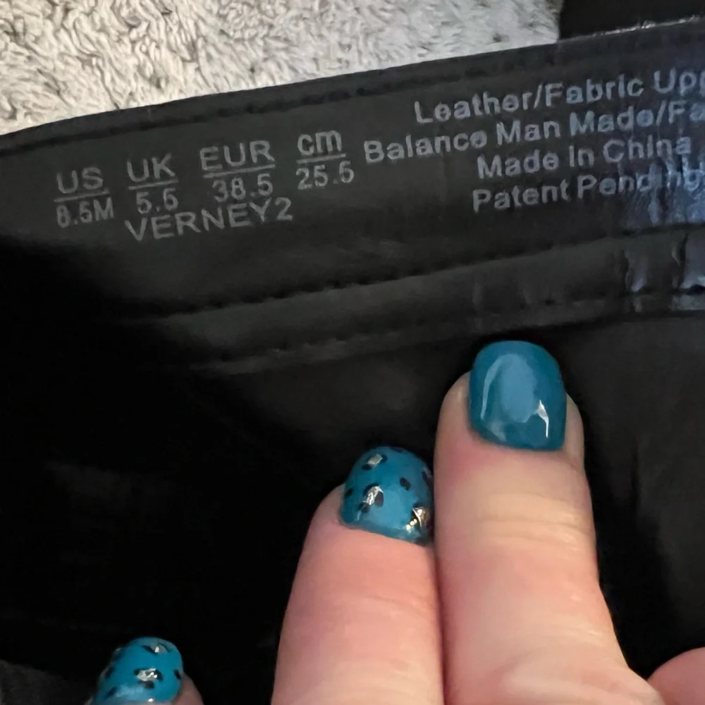 EUC black patent leather Naturalizer boots with stretch panel. - Picture 11 of 11